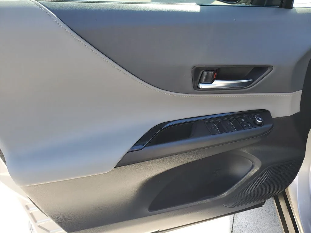 2023 Toyota Venza LE photo 16