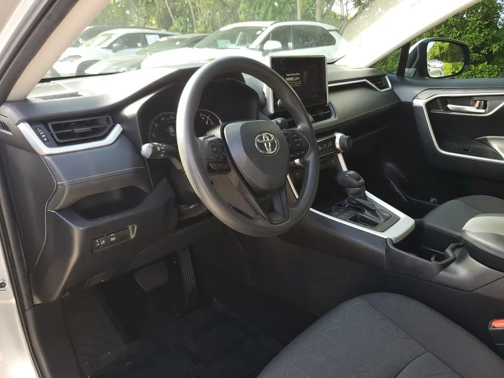 2024 Toyota RAV4 XLE photo 21