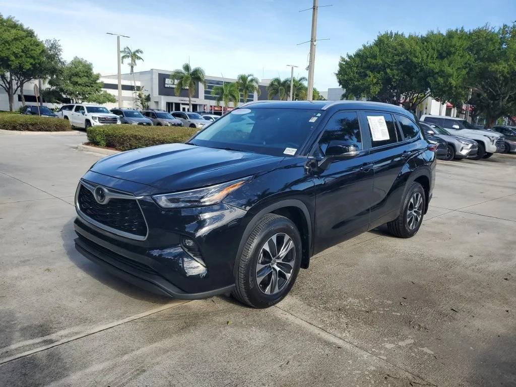 2024 Toyota Highlander XLE photo 3