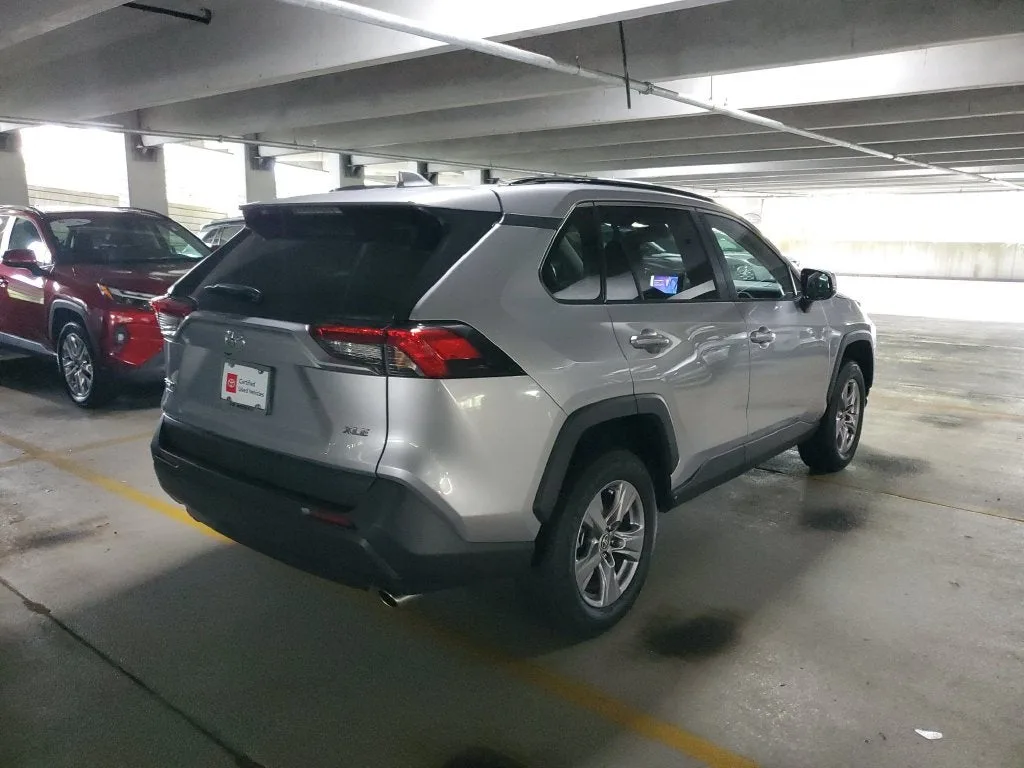 2023 Toyota RAV4 XLE photo 4