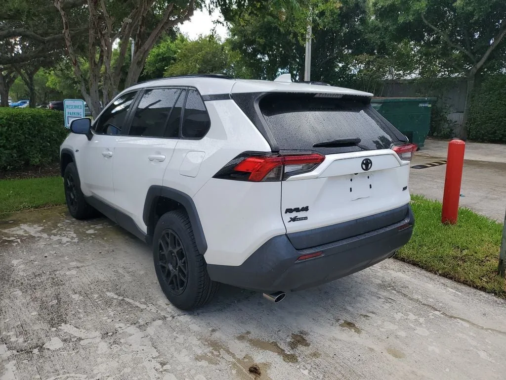 2022 Toyota RAV4 XLE photo 2