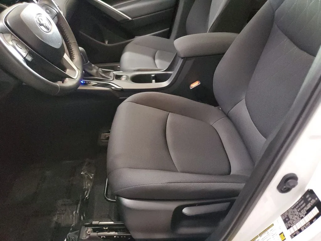 2024 Toyota Corolla Cross LE photo 20