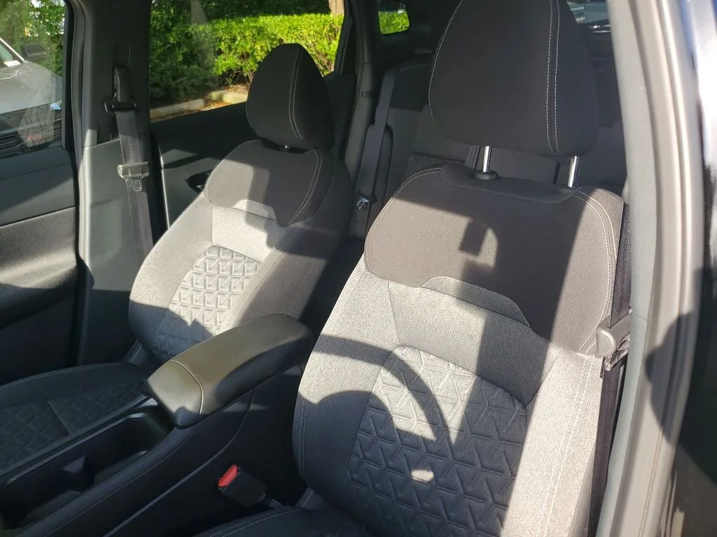 2025 Nissan Kicks SV photo 17