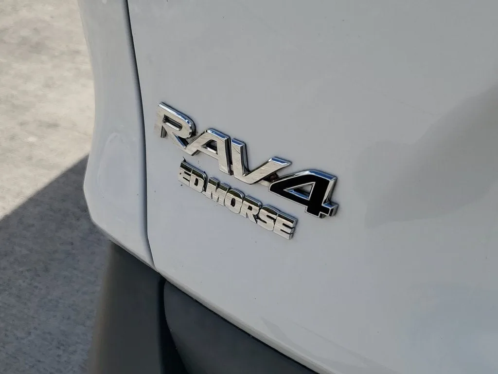 2024 Toyota RAV4 LE photo 8