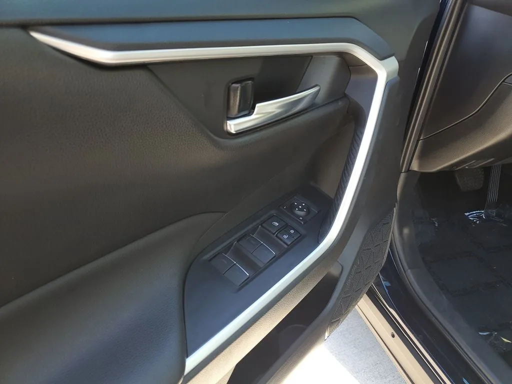 2024 Toyota RAV4 XLE Premium photo 19