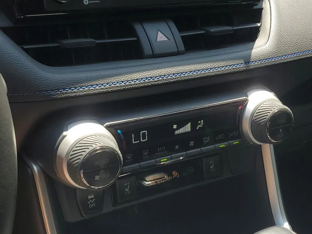 2022 Toyota RAV4 Hybrid SE photo 30