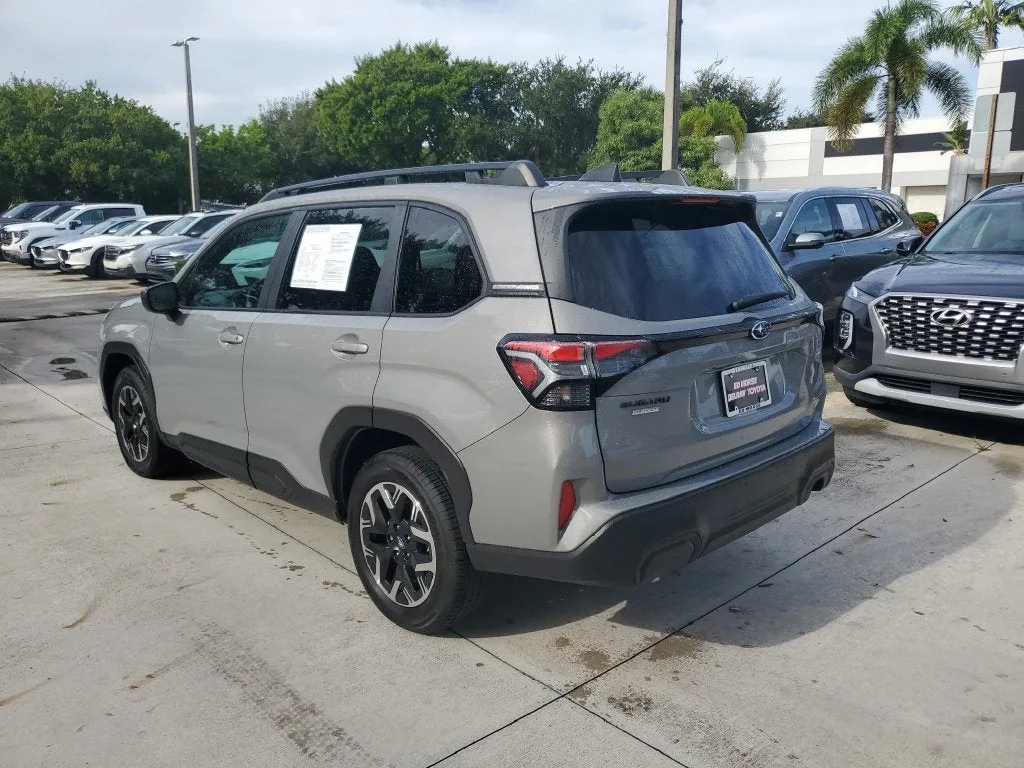 2025 Subaru Forester Premium photo 6