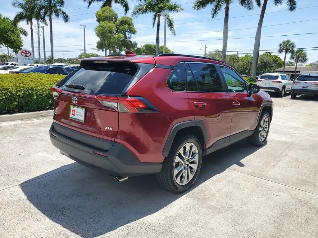 2022 Toyota RAV4 XLE Premium photo 4