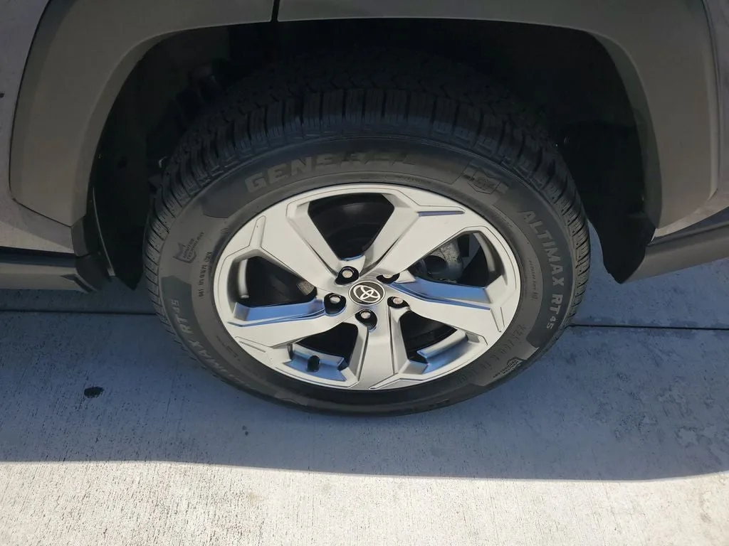 2021 Toyota RAV4 Hybrid XLE Premium photo 6