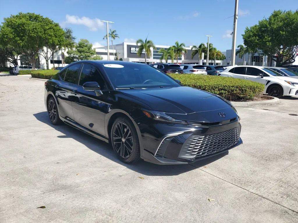 2025 Toyota Camry SE photo 3
