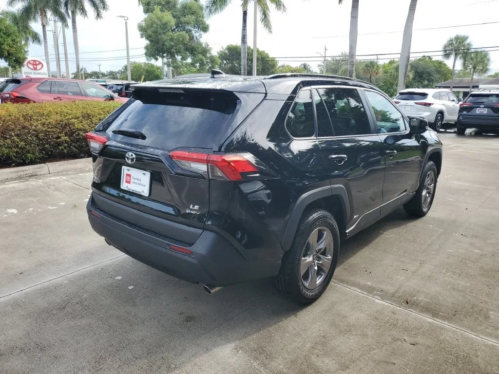 2025 Toyota RAV4 Hybrid LE photo 4