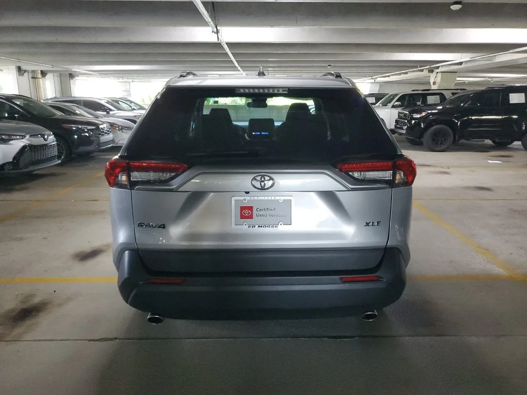 2025 Toyota RAV4 XLE photo 5