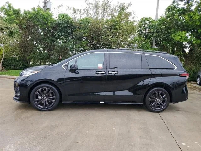 2022 Toyota Sienna XSE 7 Passenger photo 2