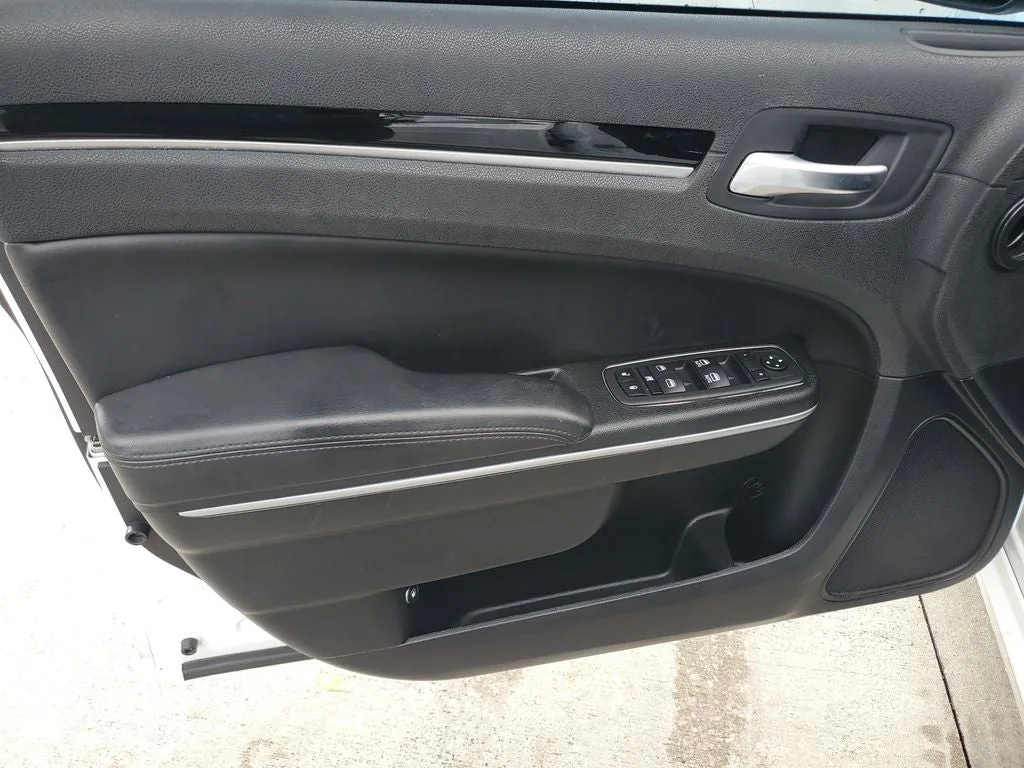 2023 Chrysler 300 Touring photo 16