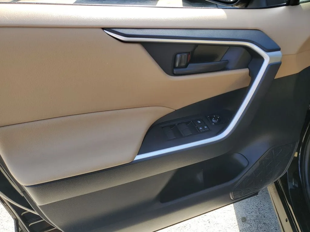 2025 Toyota RAV4 Hybrid LE photo 16
