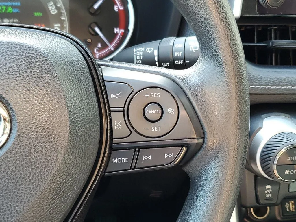 2024 Toyota RAV4 XLE photo 24