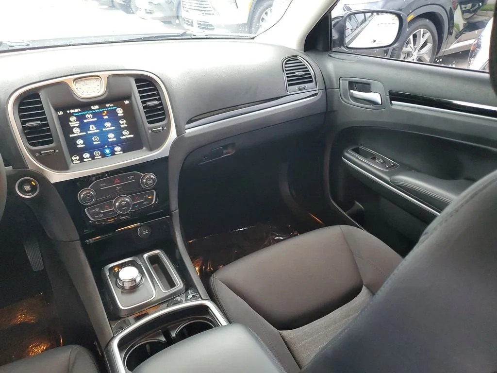 2023 Chrysler 300 Touring photo 15