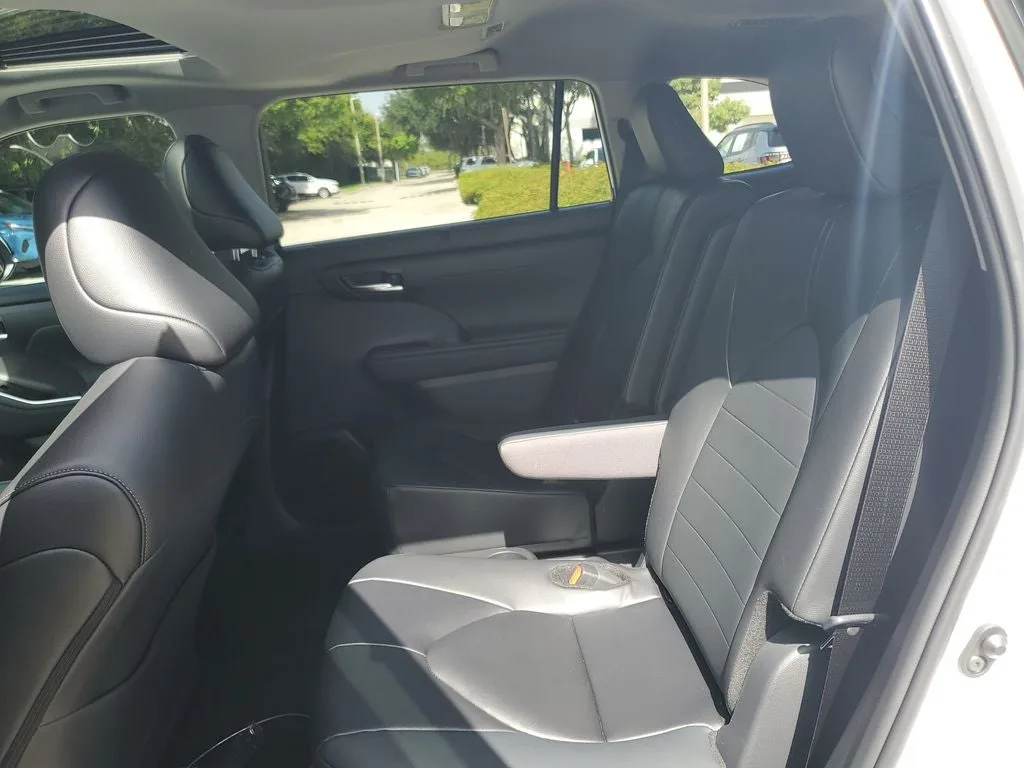 2026 Toyota Highlander Hybrid XLE photo 15