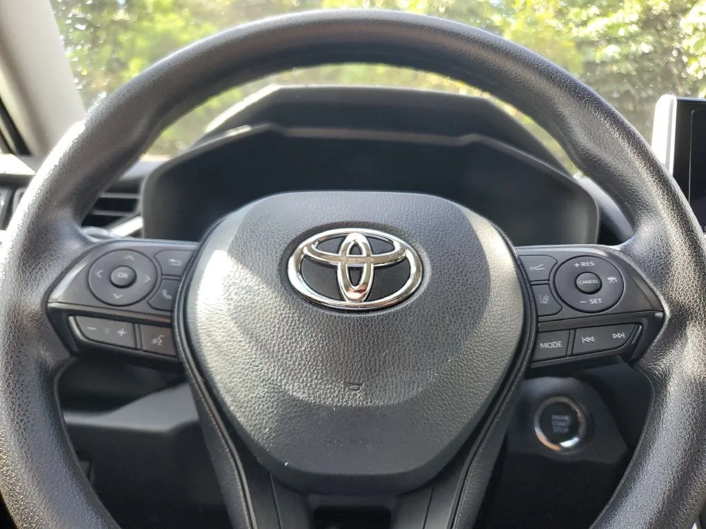 2025 Toyota RAV4 XLE photo 22