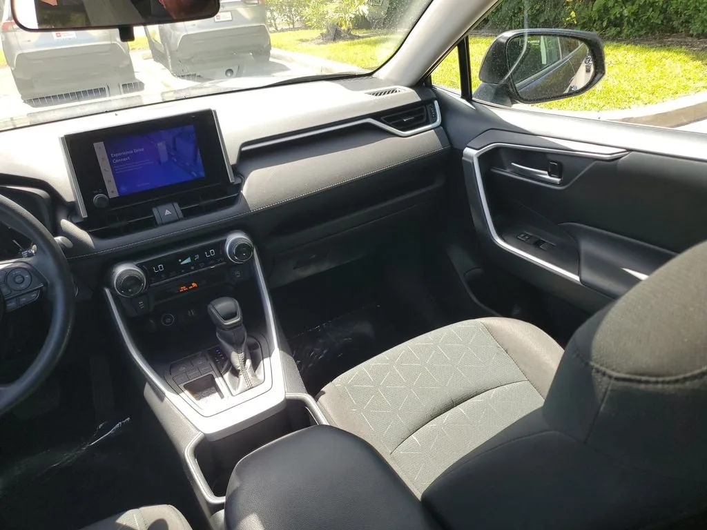 2024 Toyota RAV4 XLE photo 17