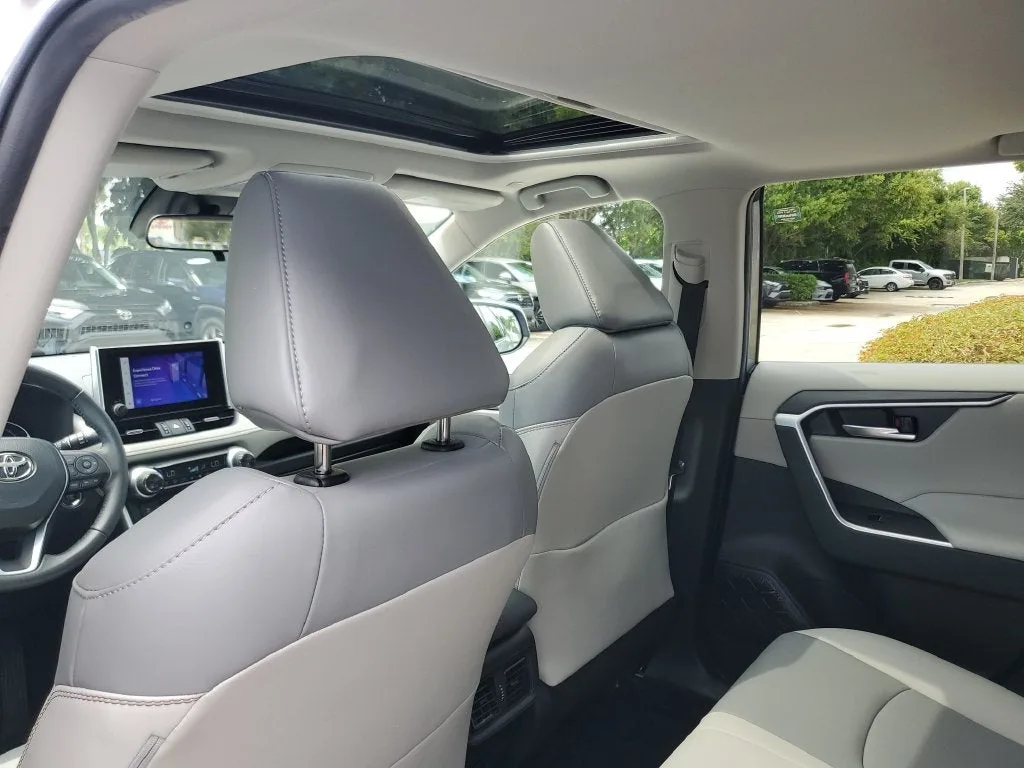 2023 Toyota RAV4 XLE Premium photo 14