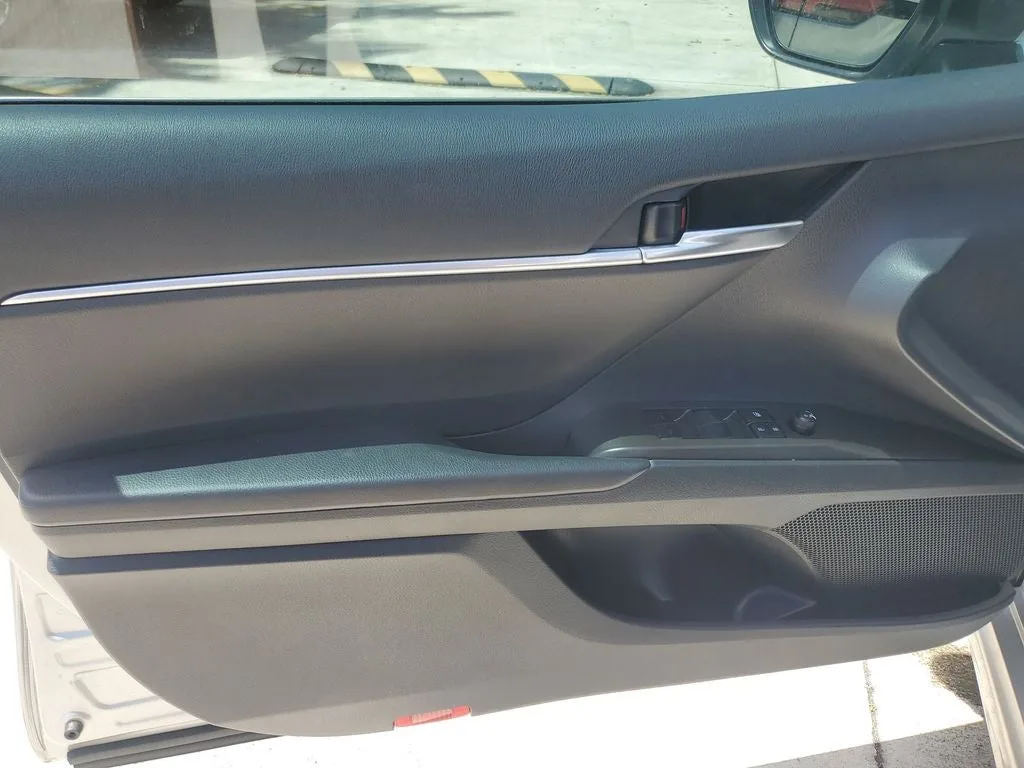 2024 Toyota Camry Hybrid SE photo 17