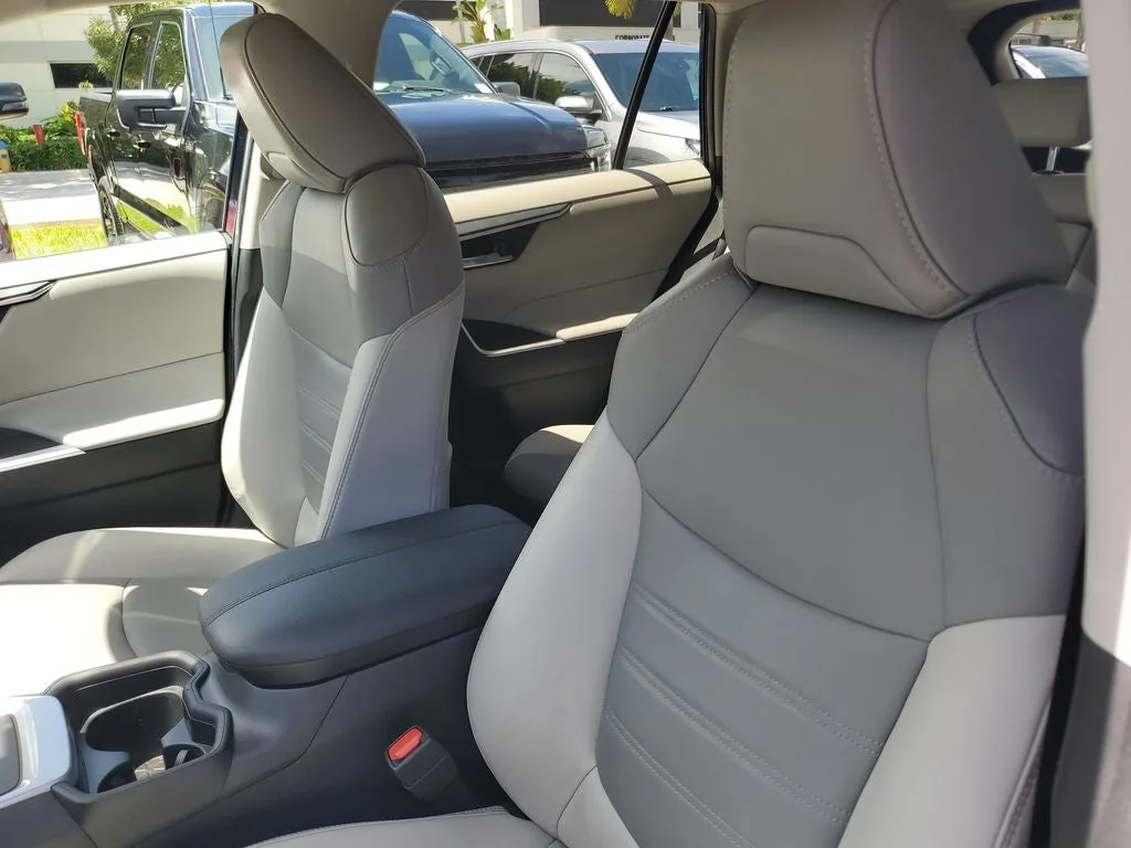 2021 Toyota RAV4 Hybrid XLE Premium photo 21