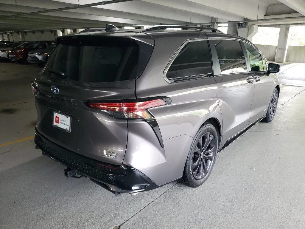 2021 Toyota Sienna XSE 7 Passenger photo 4