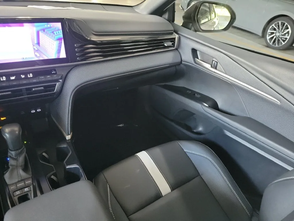 2025 Toyota Camry SE photo 17