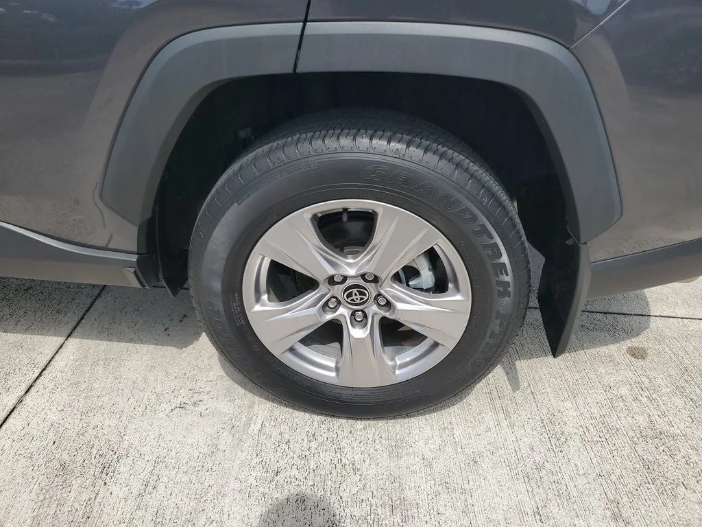2024 Toyota RAV4 XLE photo 7