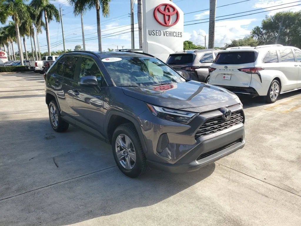 2023 Toyota RAV4 XLE photo 3