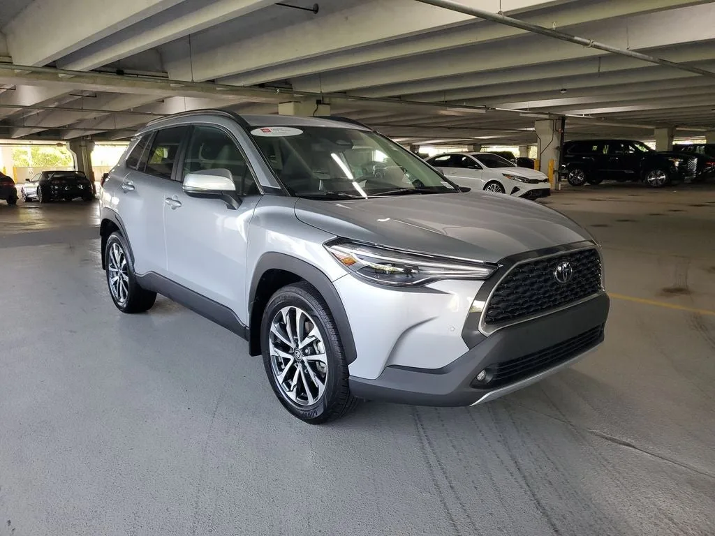 2024 Toyota Corolla Cross XLE photo 3