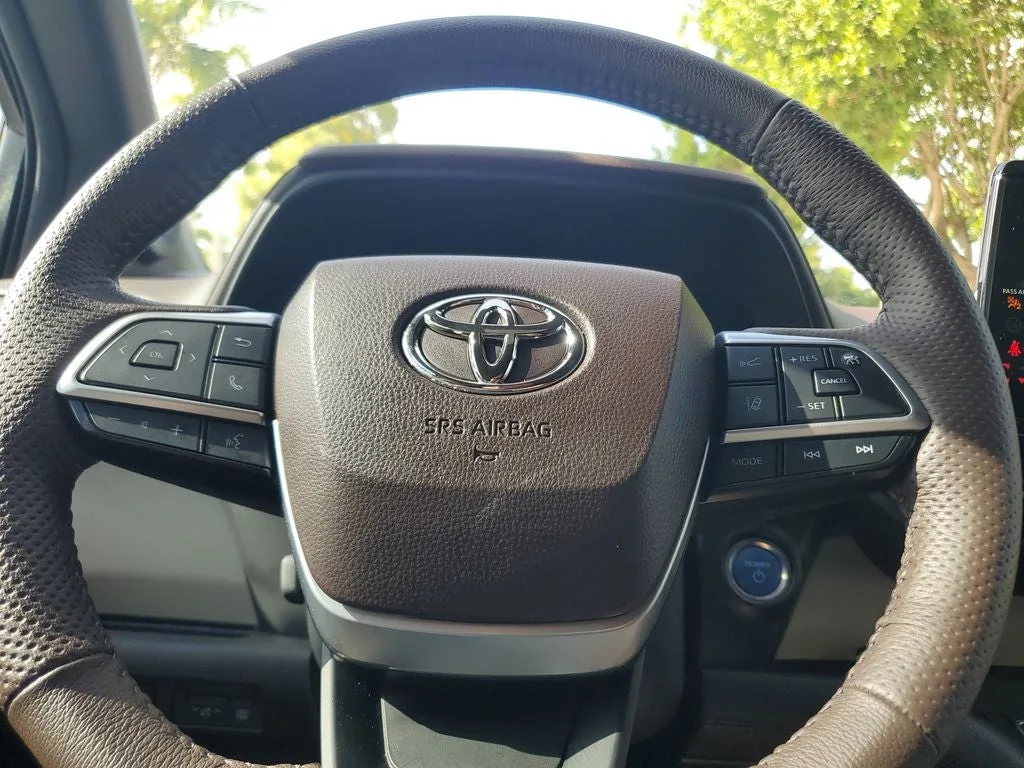 2023 Toyota Sienna Platinum 7 Passenger photo 25
