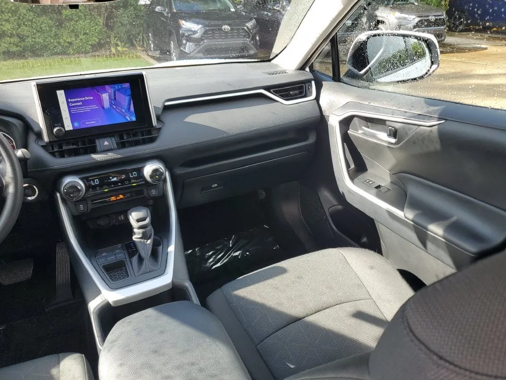2025 Toyota RAV4 XLE photo 16