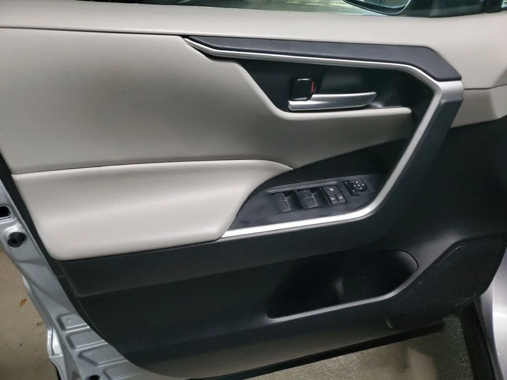 2025 Toyota RAV4 XLE photo 17