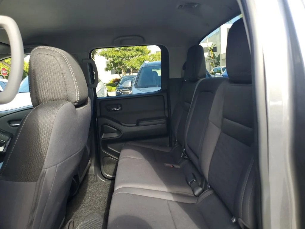 2023 Nissan Frontier SV photo 11