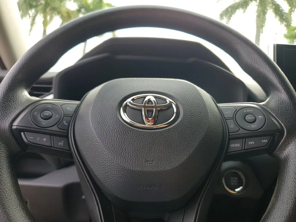 2025 Toyota RAV4 XLE photo 22