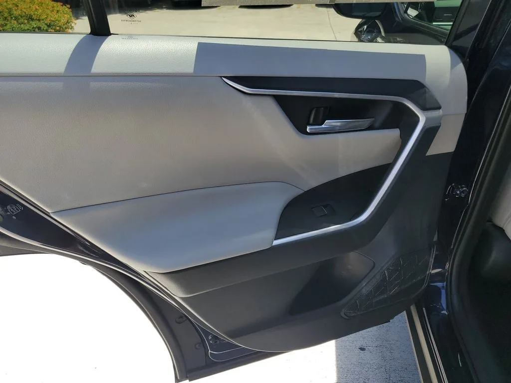 2021 Toyota RAV4 Hybrid XLE Premium photo 11