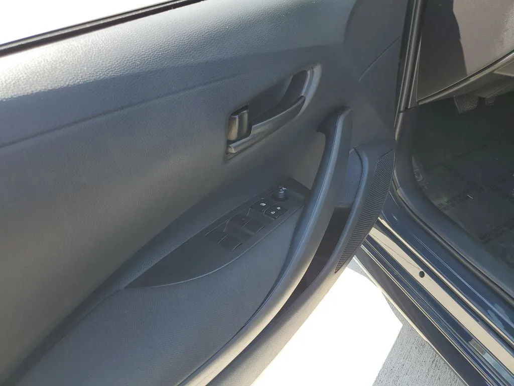 2025 Toyota Corolla LE photo 17