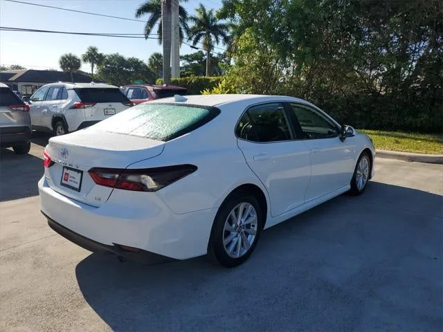 2023 Toyota Camry LE photo 4