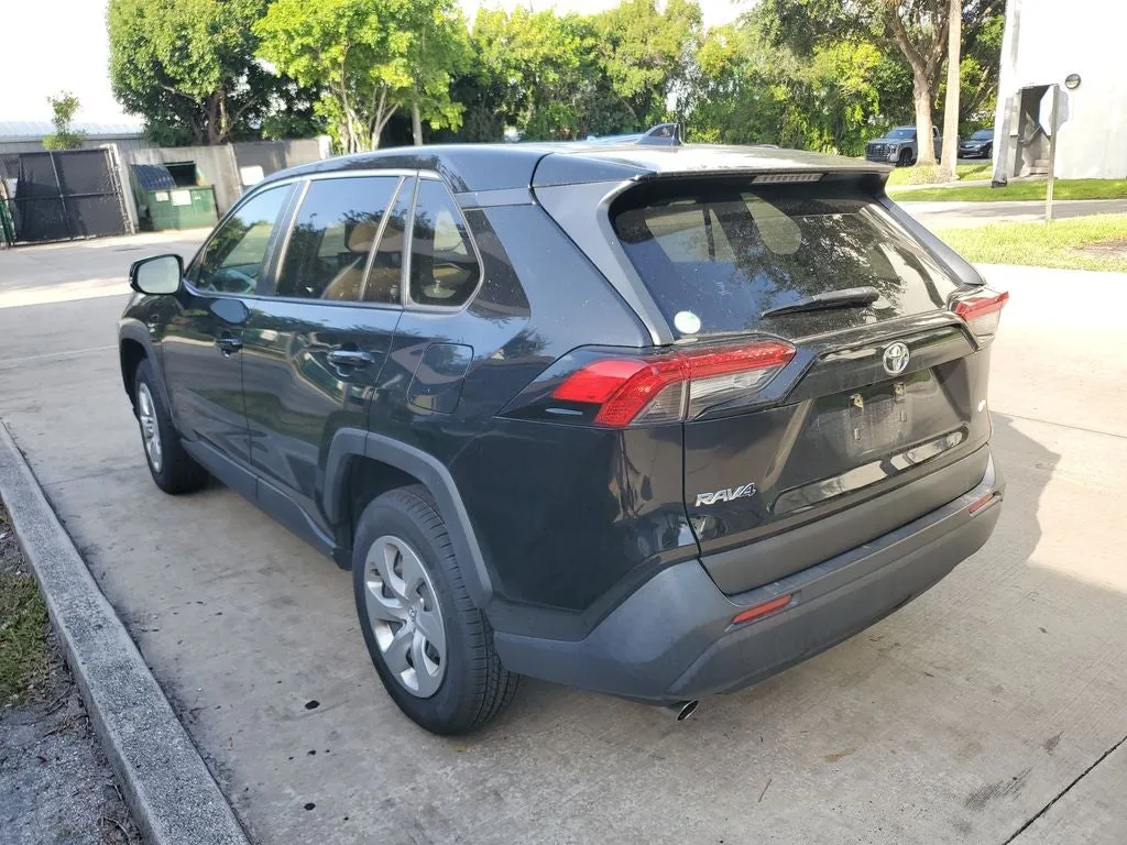 2022 Toyota RAV4 LE photo 2