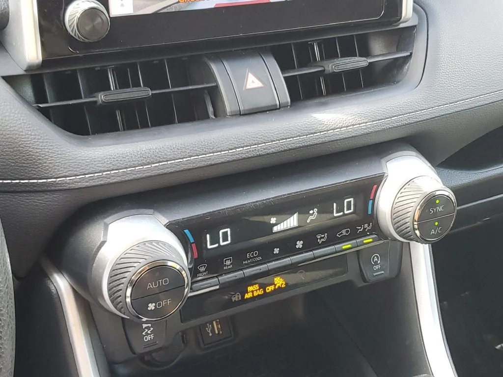 2023 Toyota RAV4 XLE photo 27