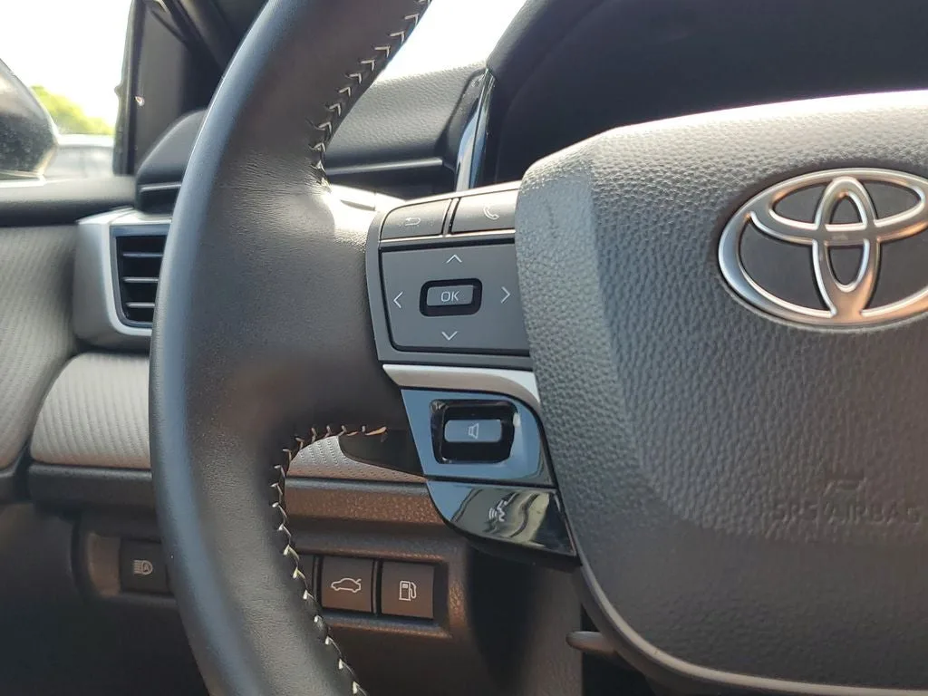 2025 Toyota Camry SE photo 23