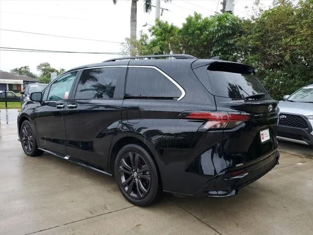 2022 Toyota Sienna XSE 7 Passenger photo 3