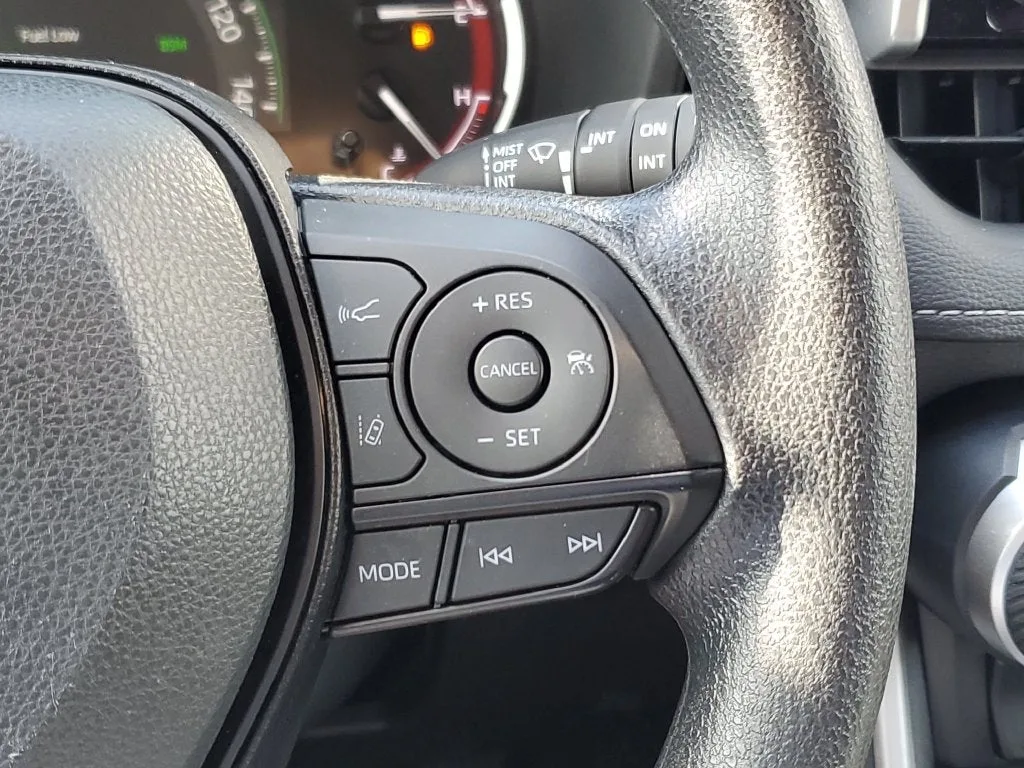 2025 Toyota RAV4 XLE photo 24
