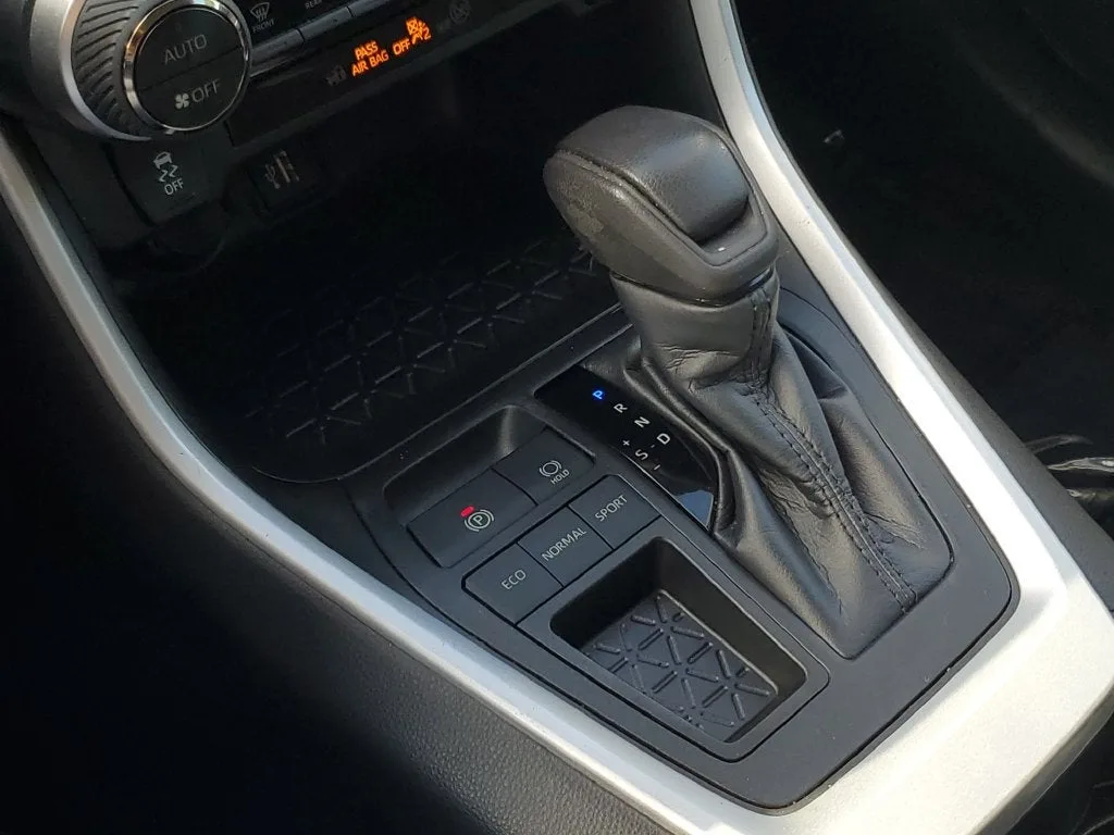 2023 Toyota RAV4 XLE photo 28
