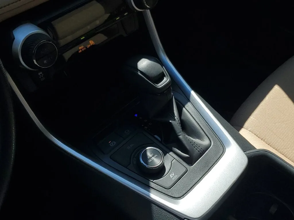 2024 Toyota RAV4 Hybrid XLE photo 29