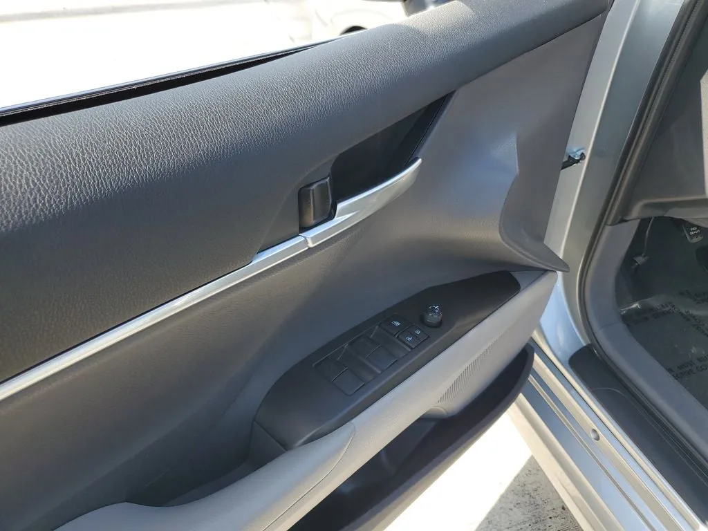 2023 Toyota Camry SE photo 17