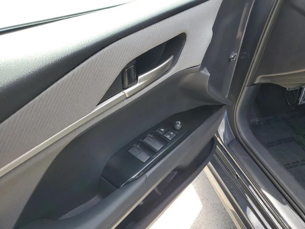 2025 Toyota Camry SE photo 18
