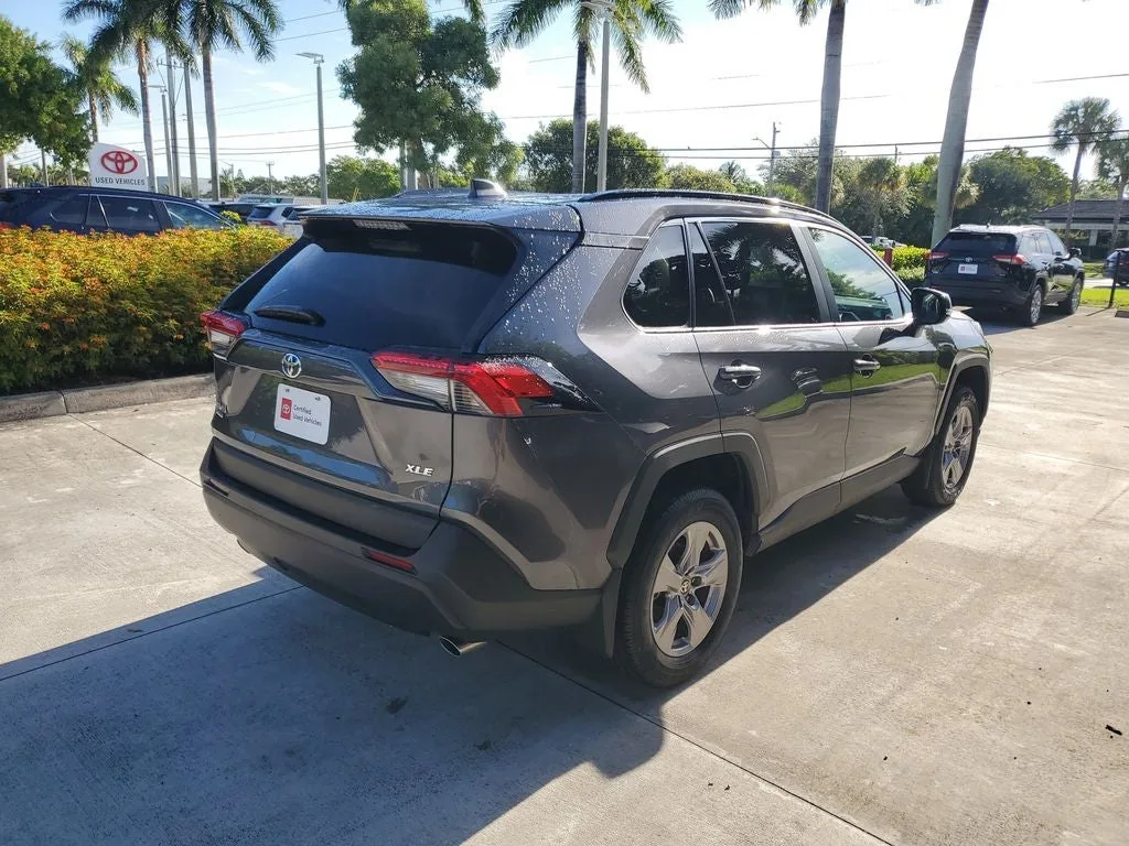 2025 Toyota RAV4 XLE photo 4